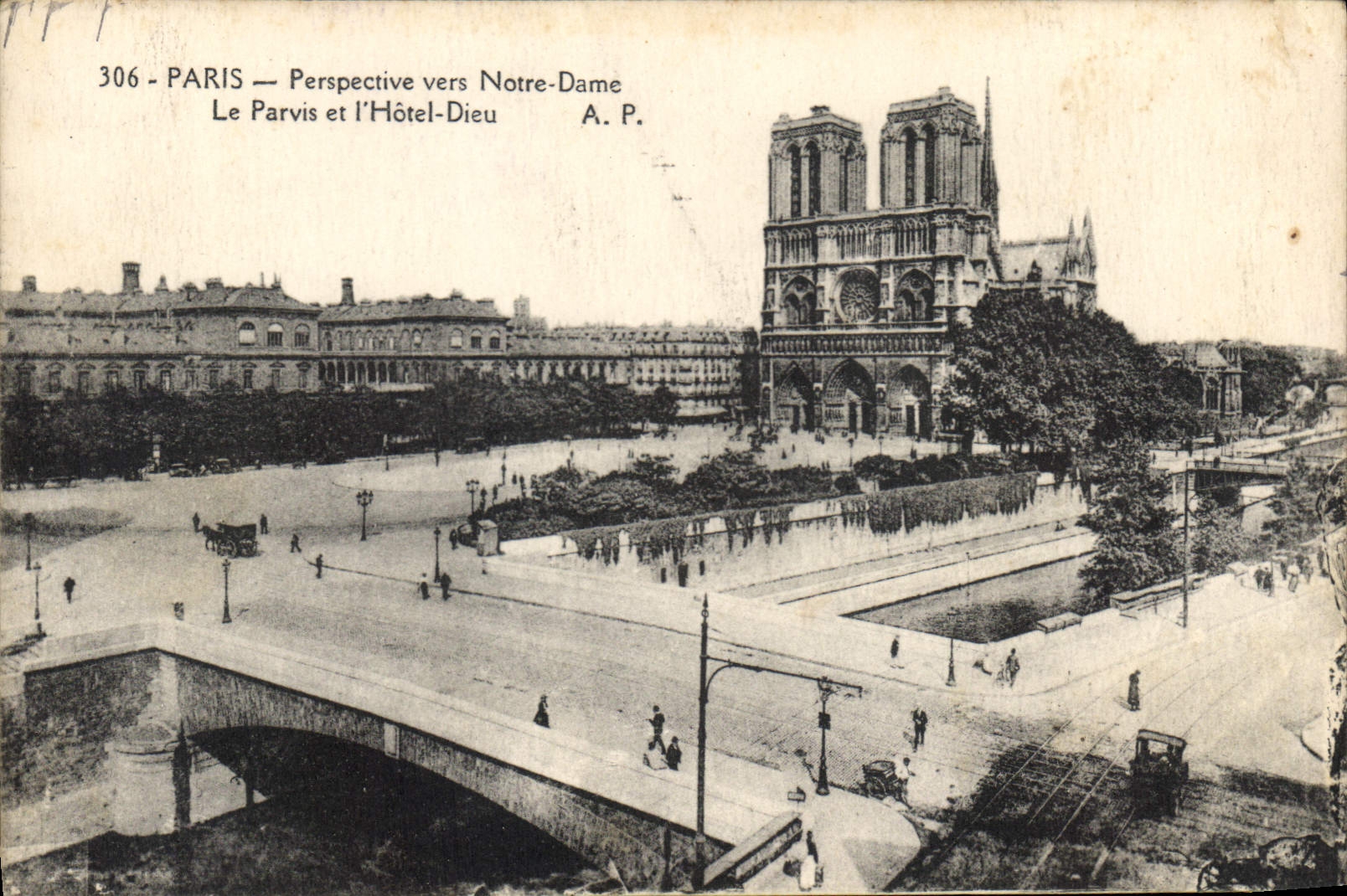 CPA Paris Perspective vers Notre Dame Le Parvis et l'Hotel Dieu