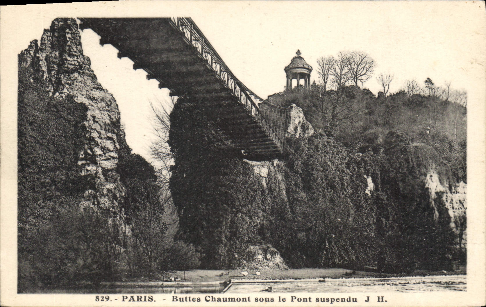 CPA Paris Buttes Chaumont sous le Pont suspendu