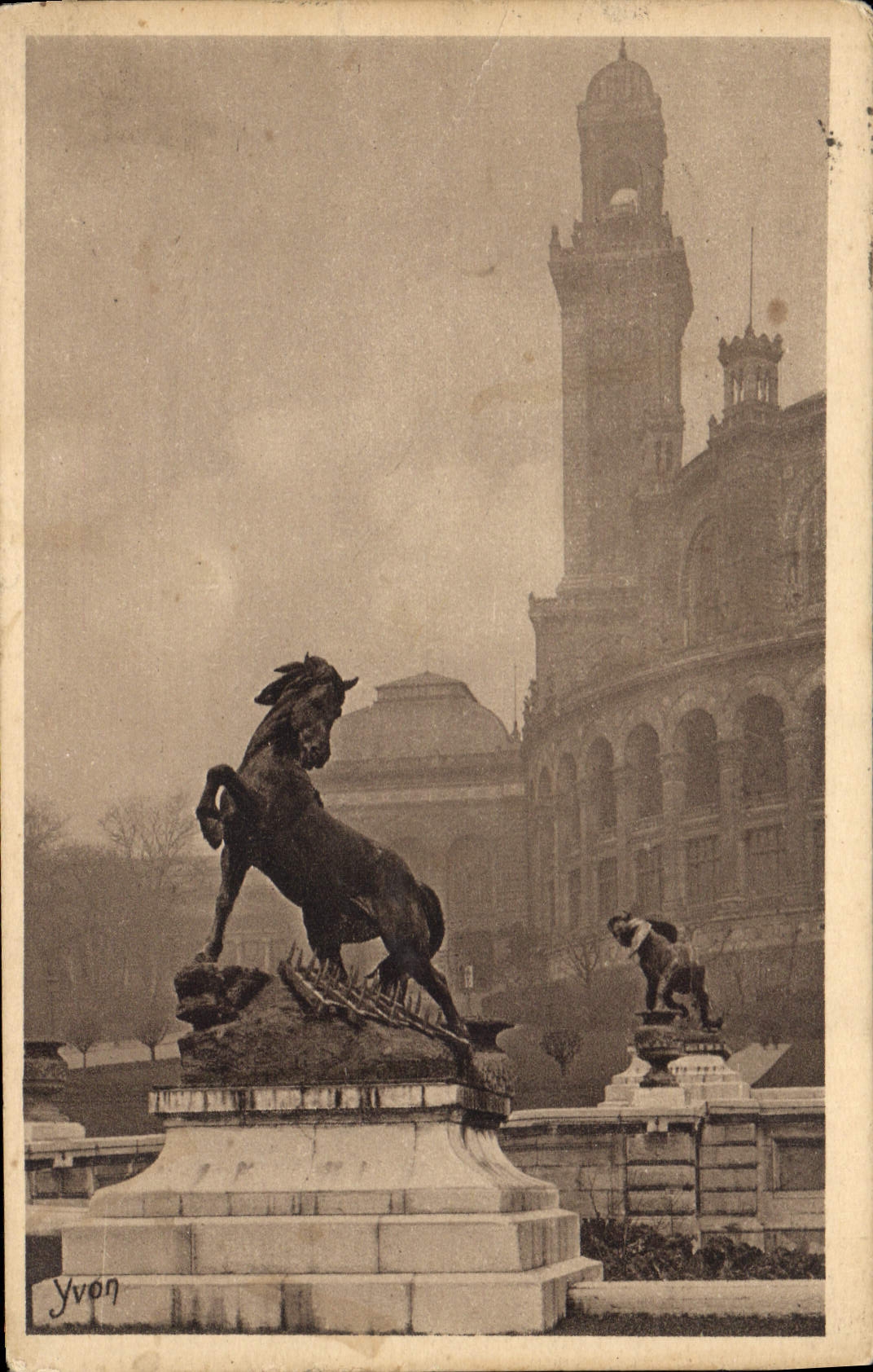 CPA Paris En Flanant Dans les Jardins du Trocadero