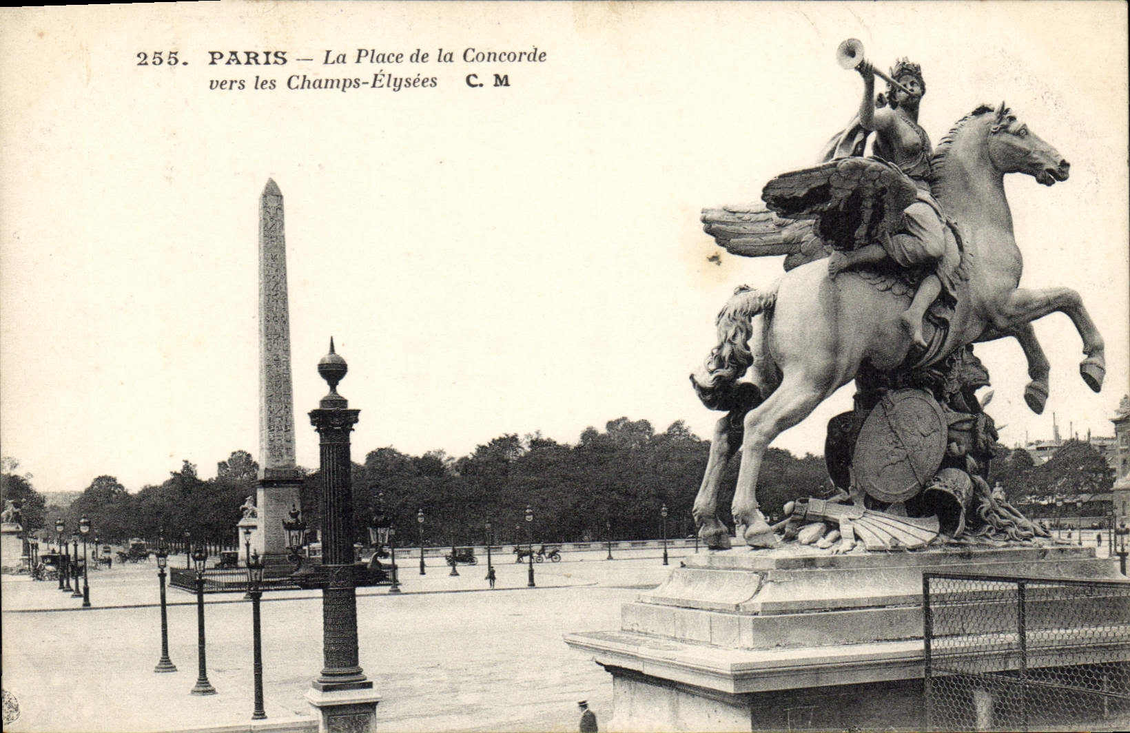 CPA Paris La Place de la Concorde vers les Champs Elysees