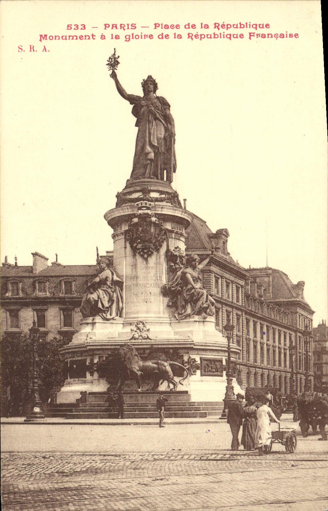 CPA Paris Place de la Republique Monument et la gloire de la Republique Francaise