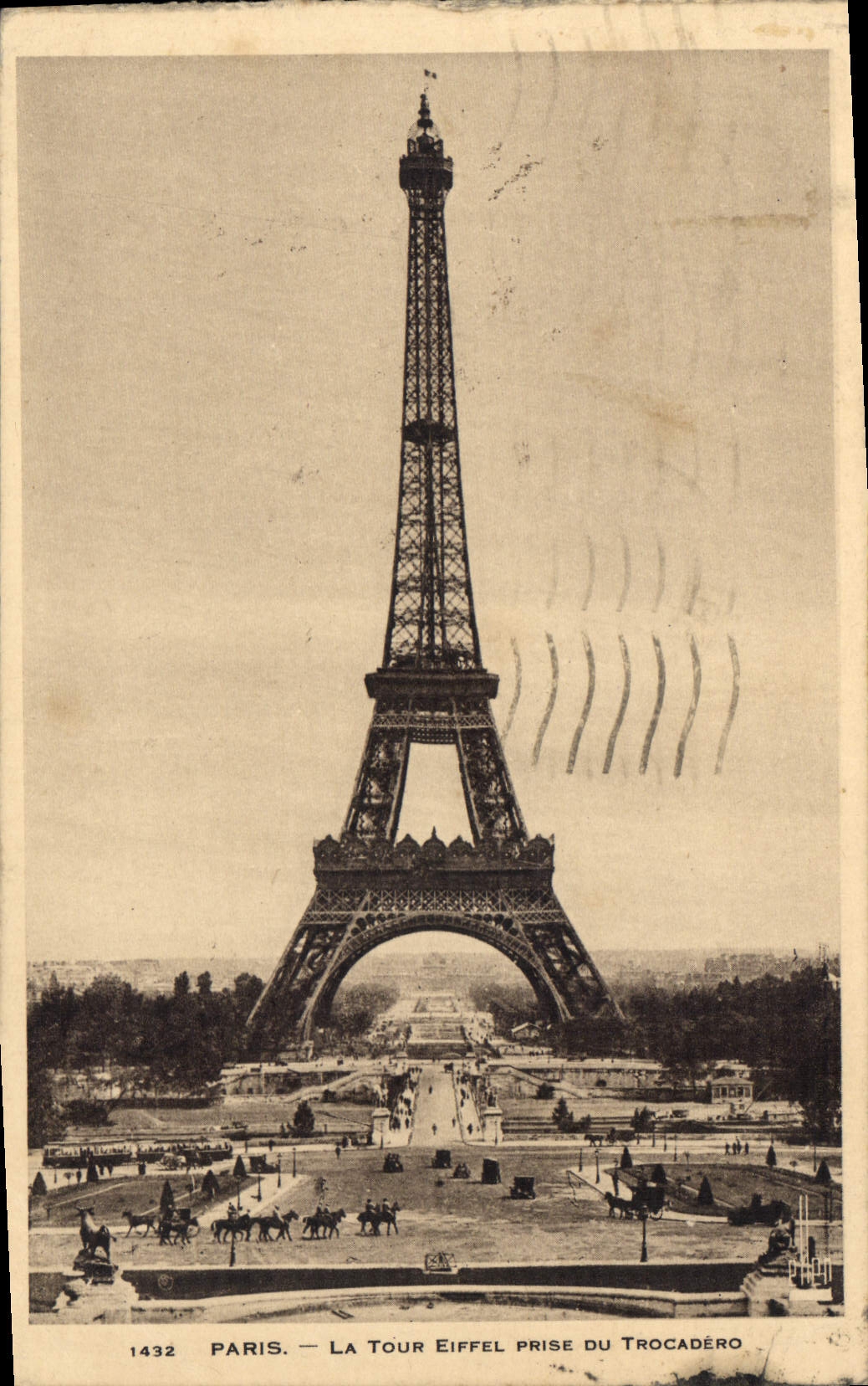 CPA Paris la Tour Eiffel prise du Trocadero