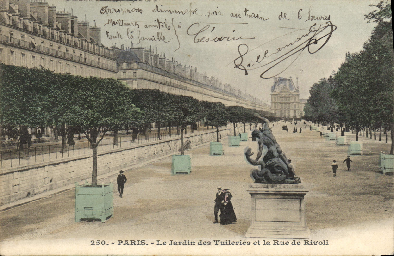 CPA Paris le Jardin des Tuileries et la Rue de Rivoli