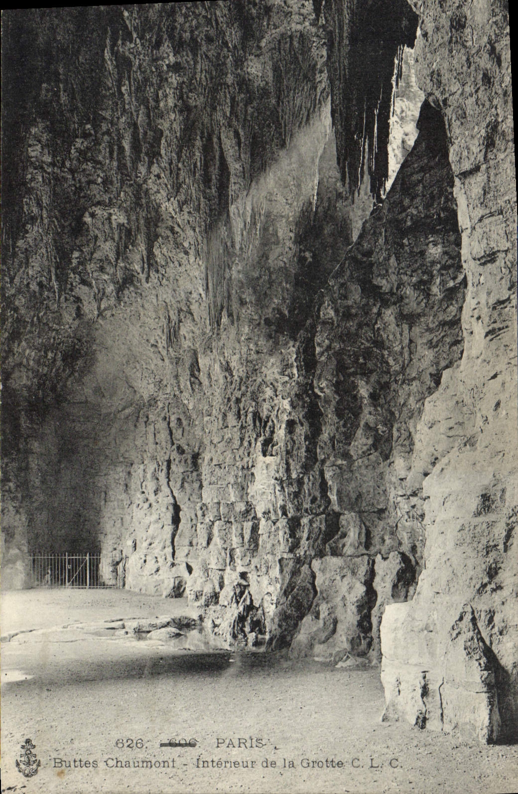 CPA Paris Buttes Chaumont interieur de la Grotte 