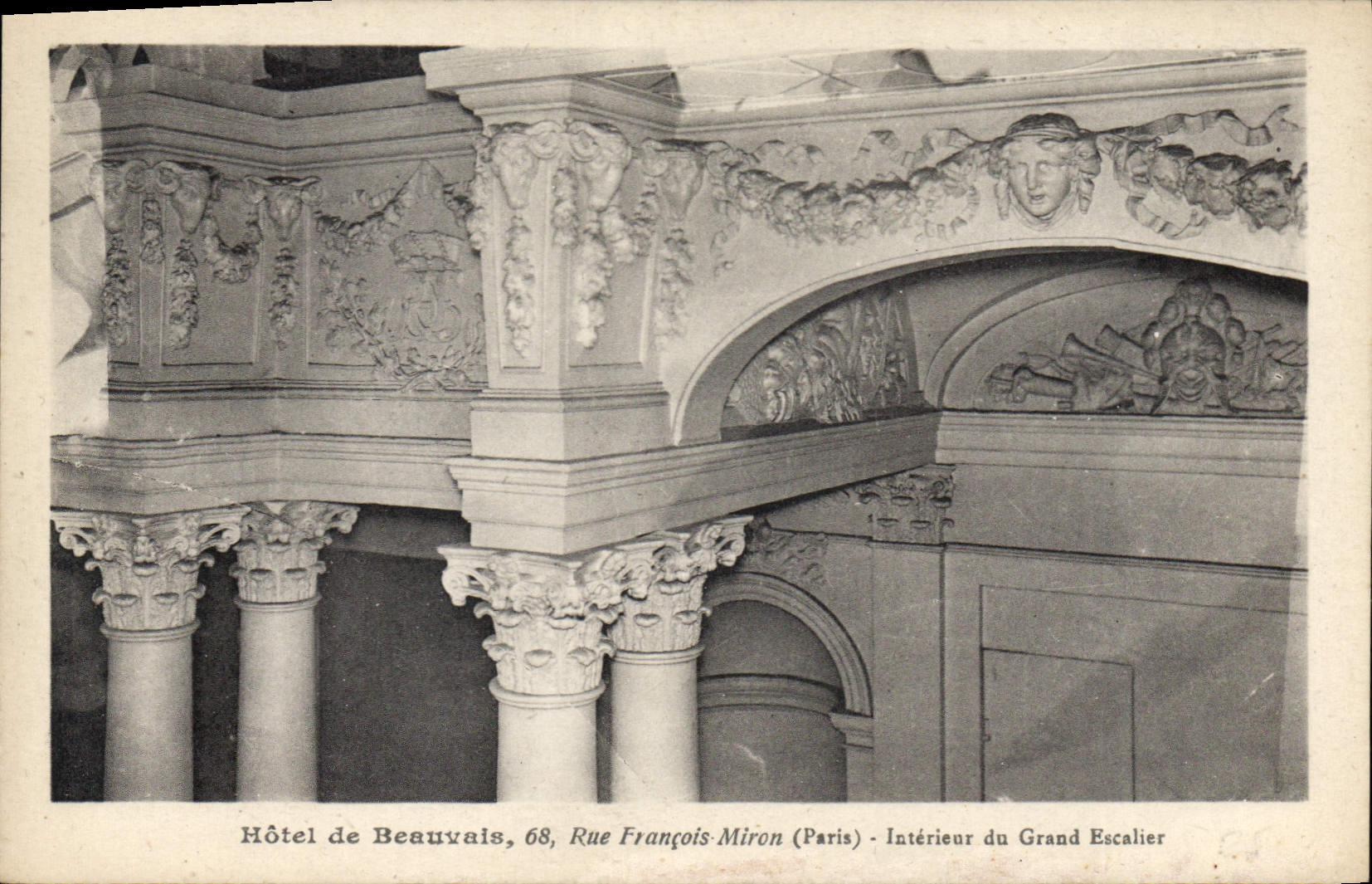 CPA Hotel de Beauvais 68 rue Francois Miron Paris Interieur du Grand Escalier 
