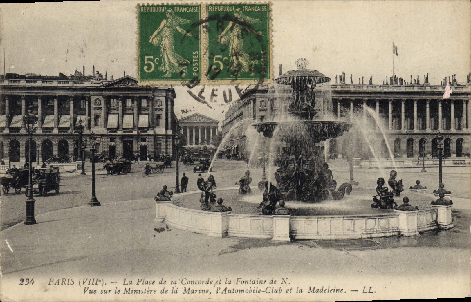 CPA Paris VIIIe la place de la Concorde et la Fontaine de N vue sur le Ministere de la Marine l'Auto