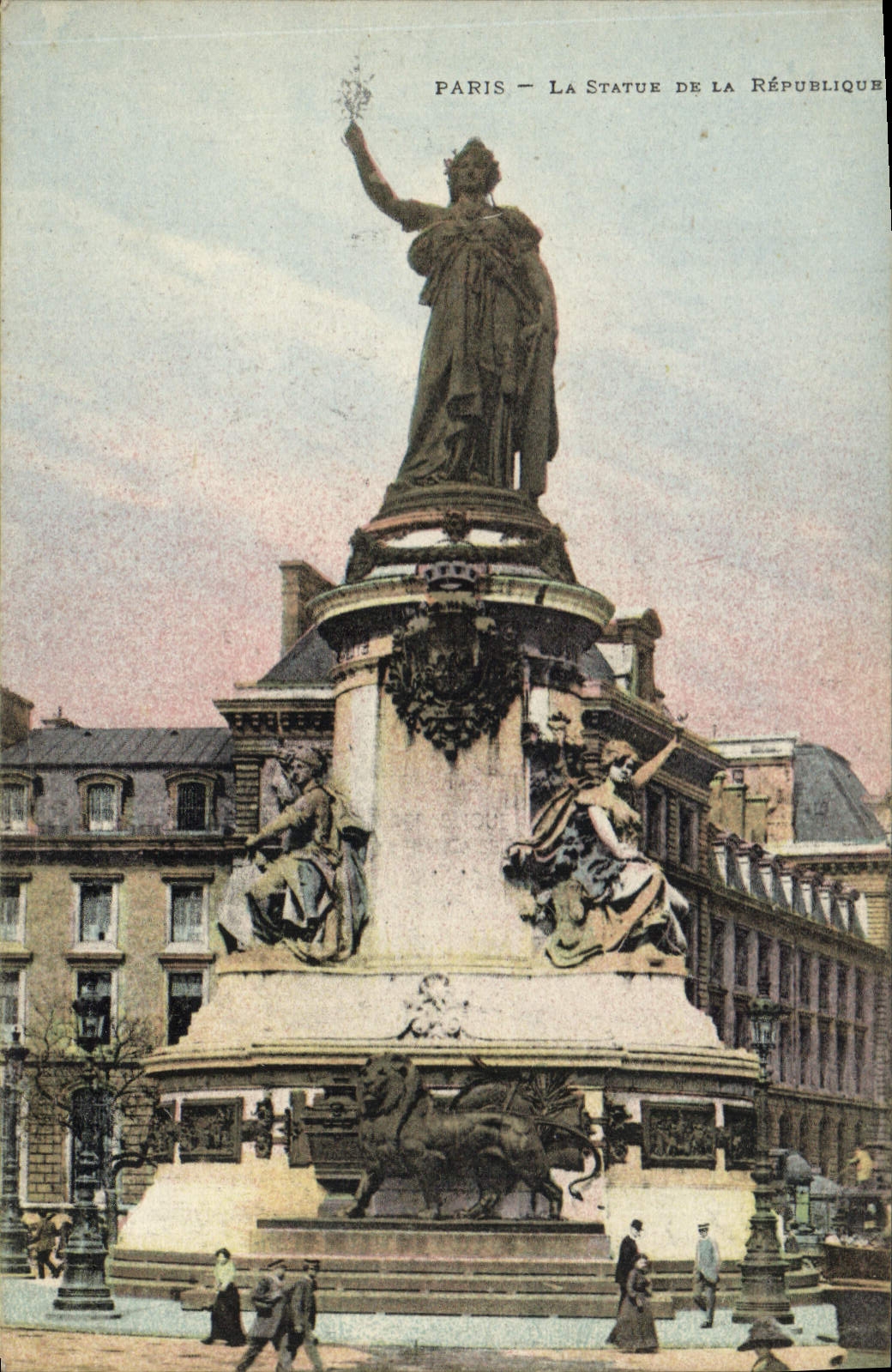 CPA Paris la Statue de la Republique 