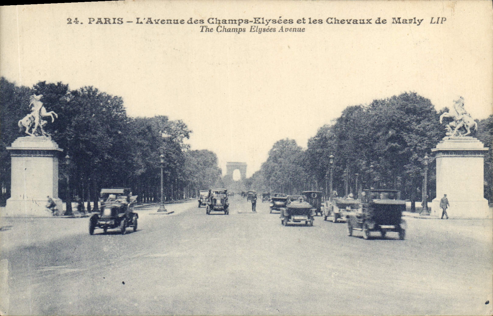 CPA Paris l'Avenue des Champs Elysees et les Chevaux de Marly