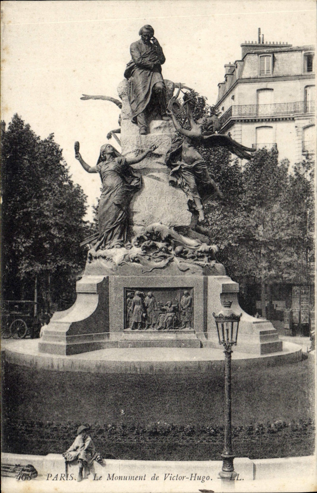 CPA Paris le Monument de Victor Hugo 