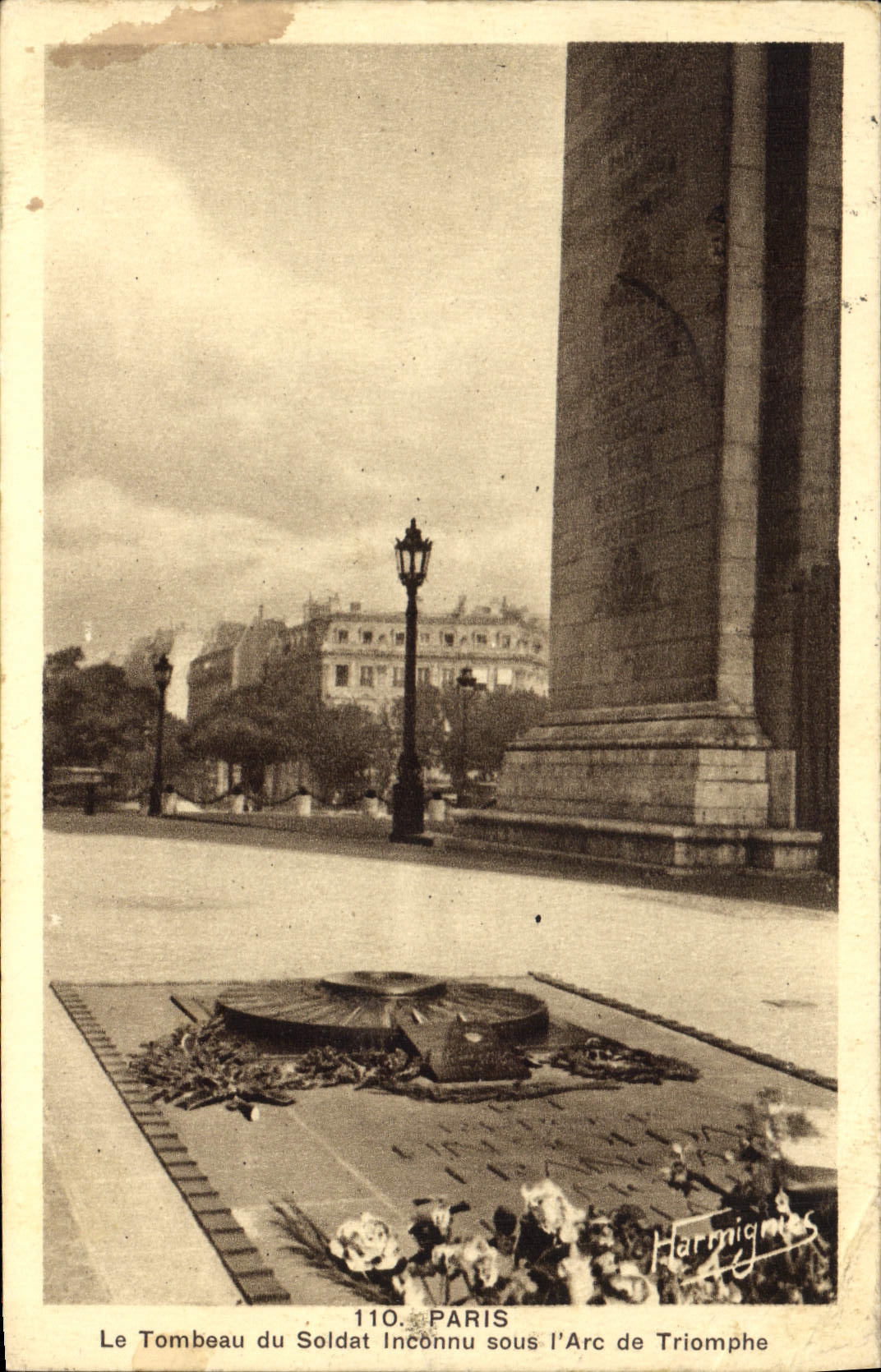 CPA Paris Le Tombeau du Soldat Inconnu sous l'Arc de Triomphe 