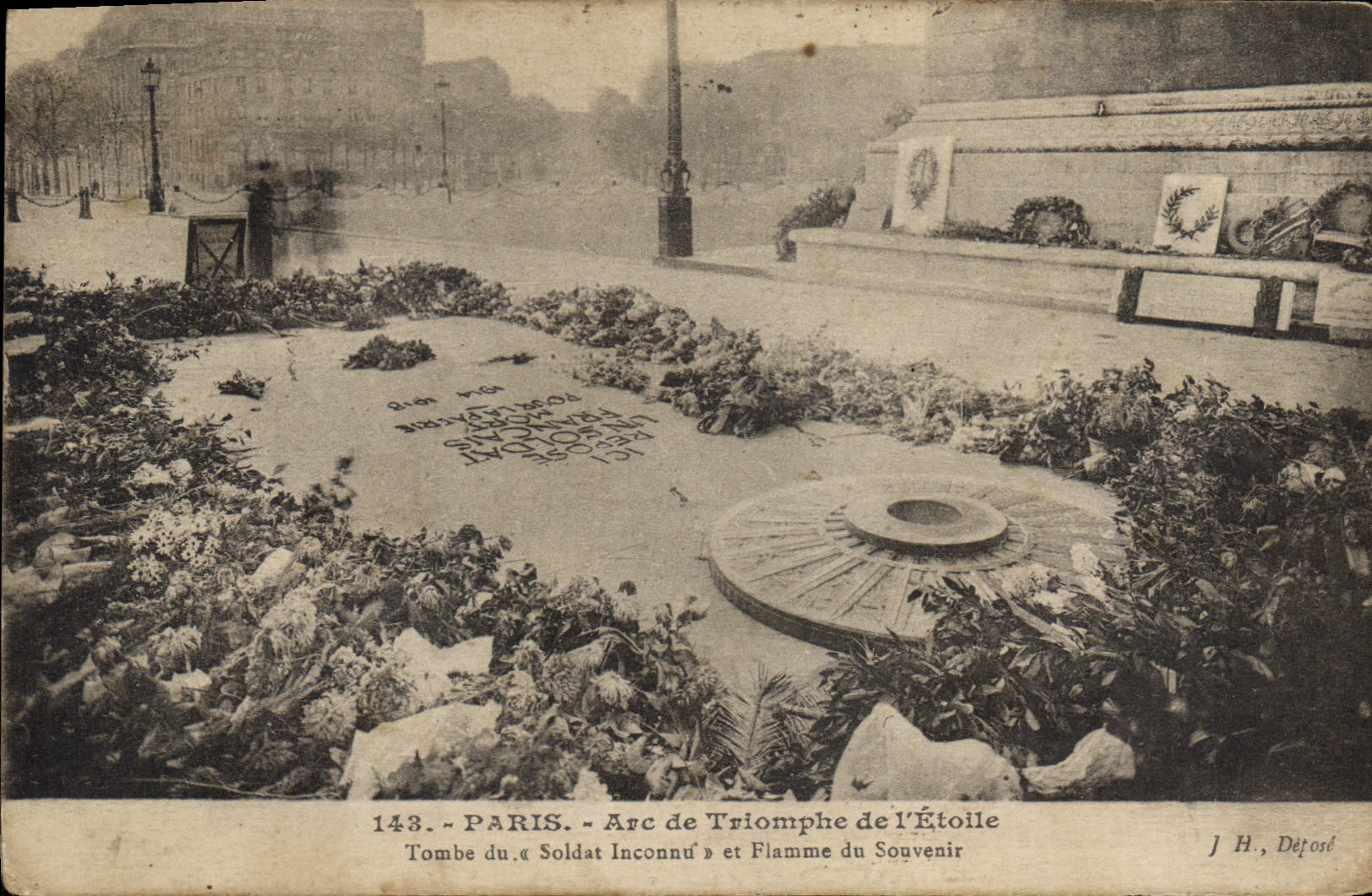 CPA Paris Arc de Triomphe de l'Etoile Tombe du Soldat Inconnu et Flamme du Souvenir