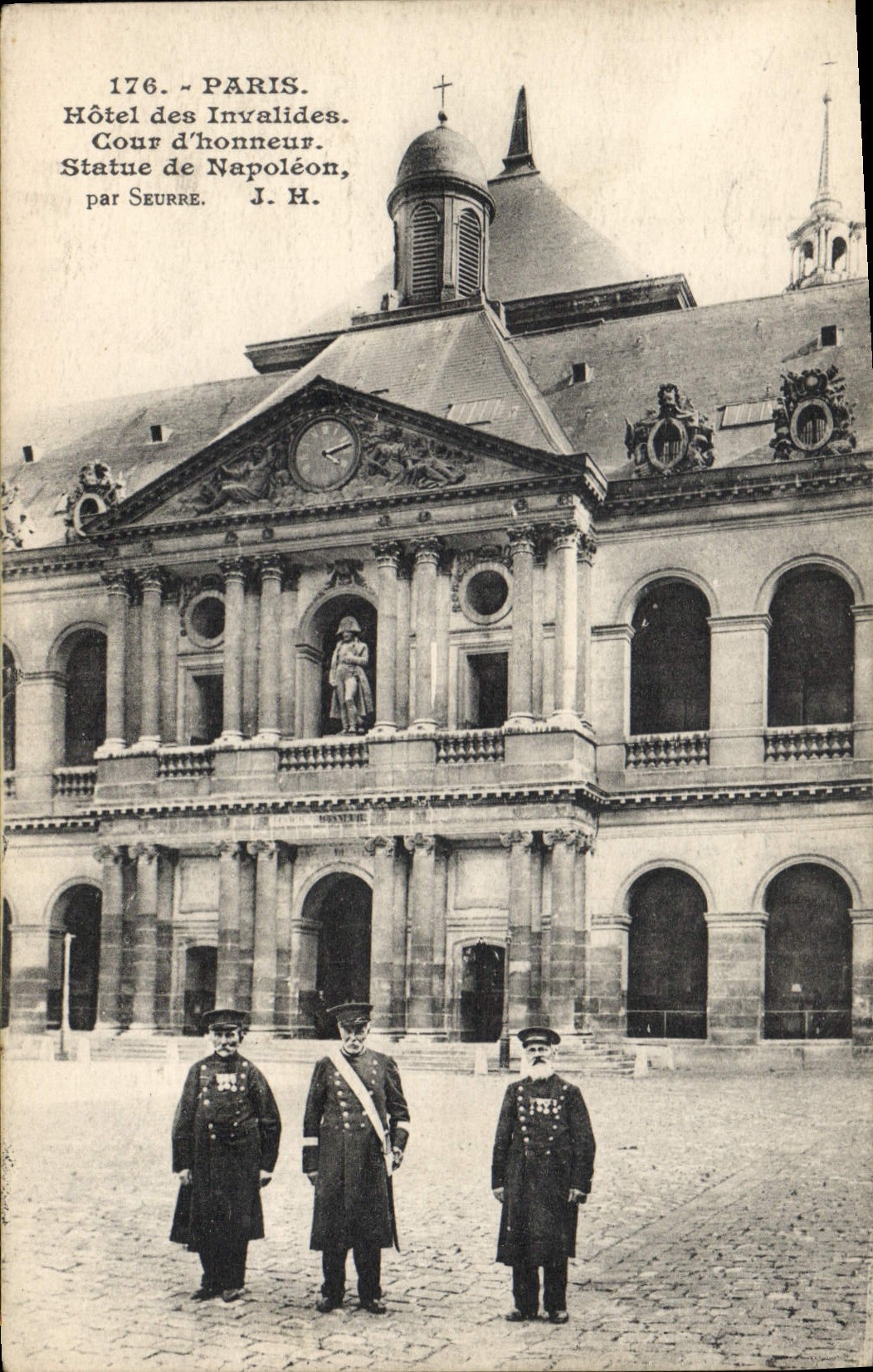 CPA Paris Hotel des Invalides Cour d'Honneur Statue de Napoleon