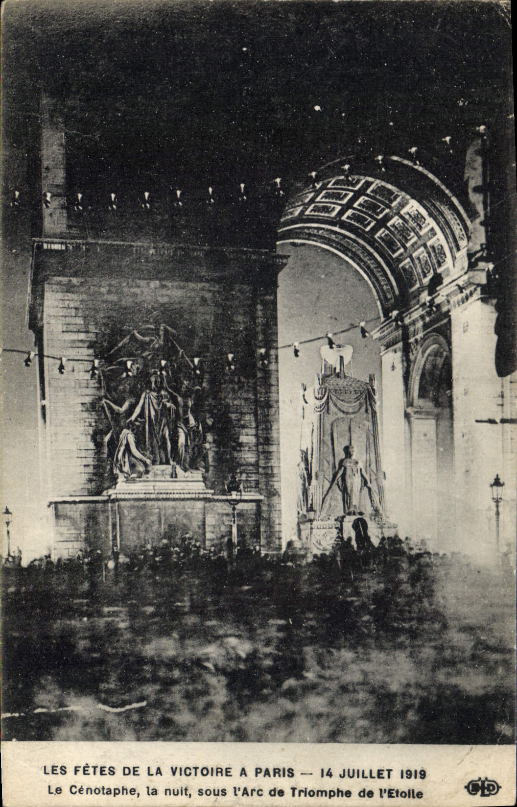 CPA Les Fetes de la Victoire a Paris 14 Juillet 1919 Le Cenotaphe la nuit sous l'Arc de Triomphe de 