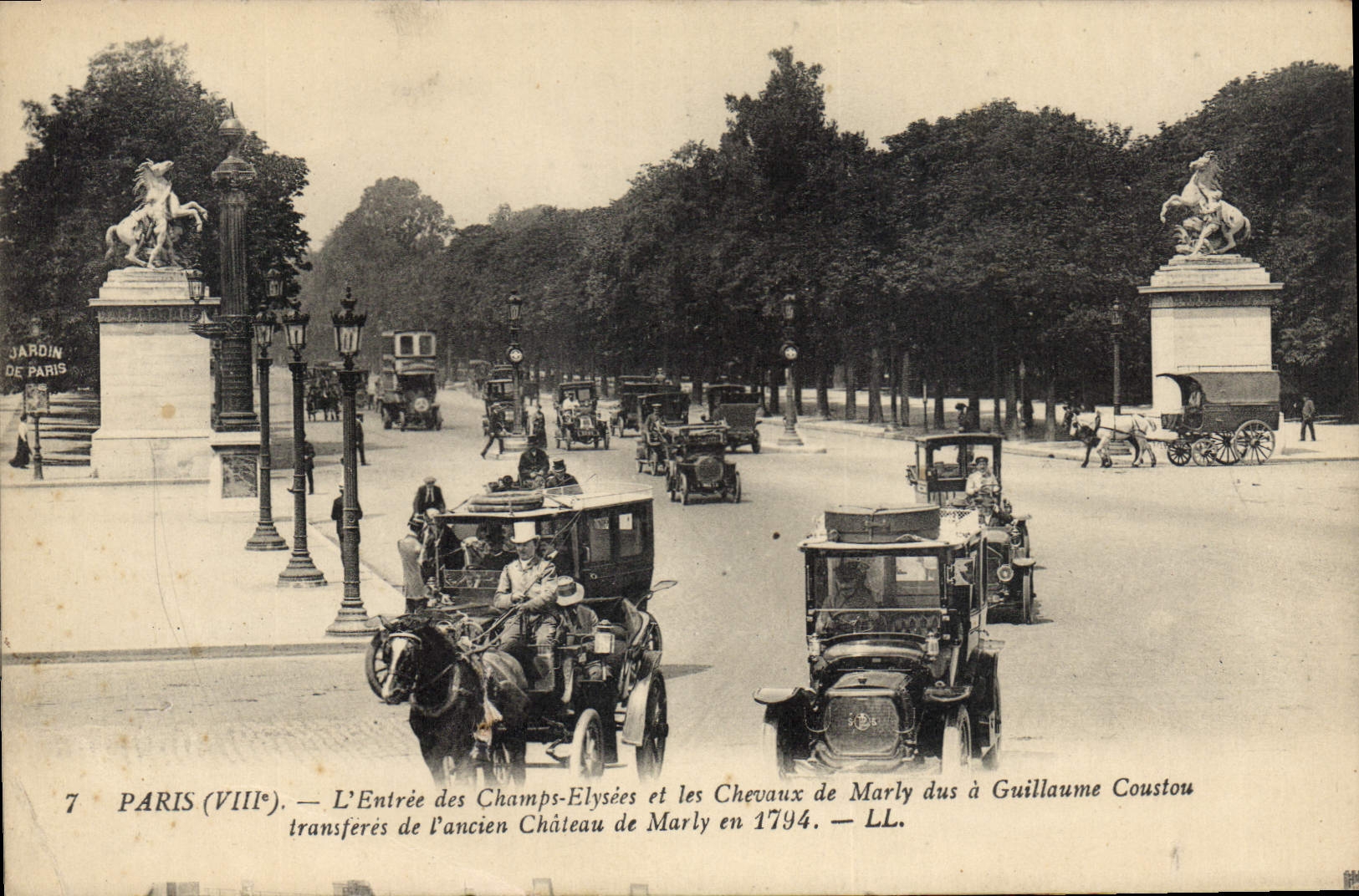 CPA Paris L'Entree des Champs Elysees et les Chevaux de Marly dus a Guillaume Coustou transfers de l