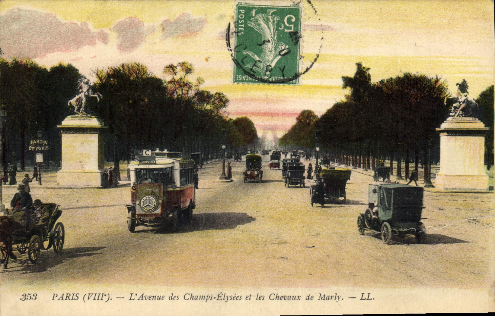 CPA Paris L'Avenue des Champs Elysees et les Chevaux de Marly 