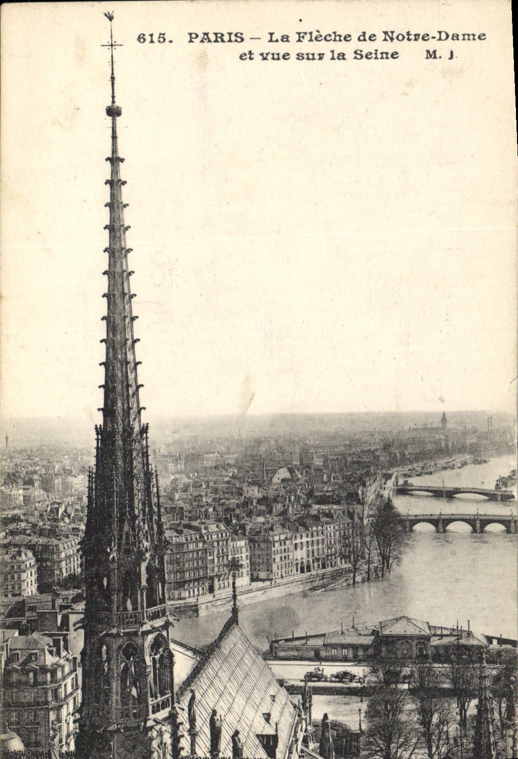 CPA Paris Le Fleche de Notre Dame et vue sur la Seine