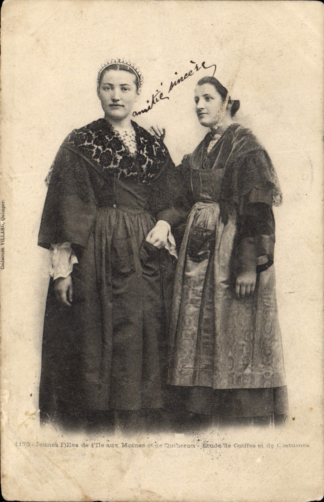 CPA Jeunes filles de l'Ile aux Moines et de Quiberon