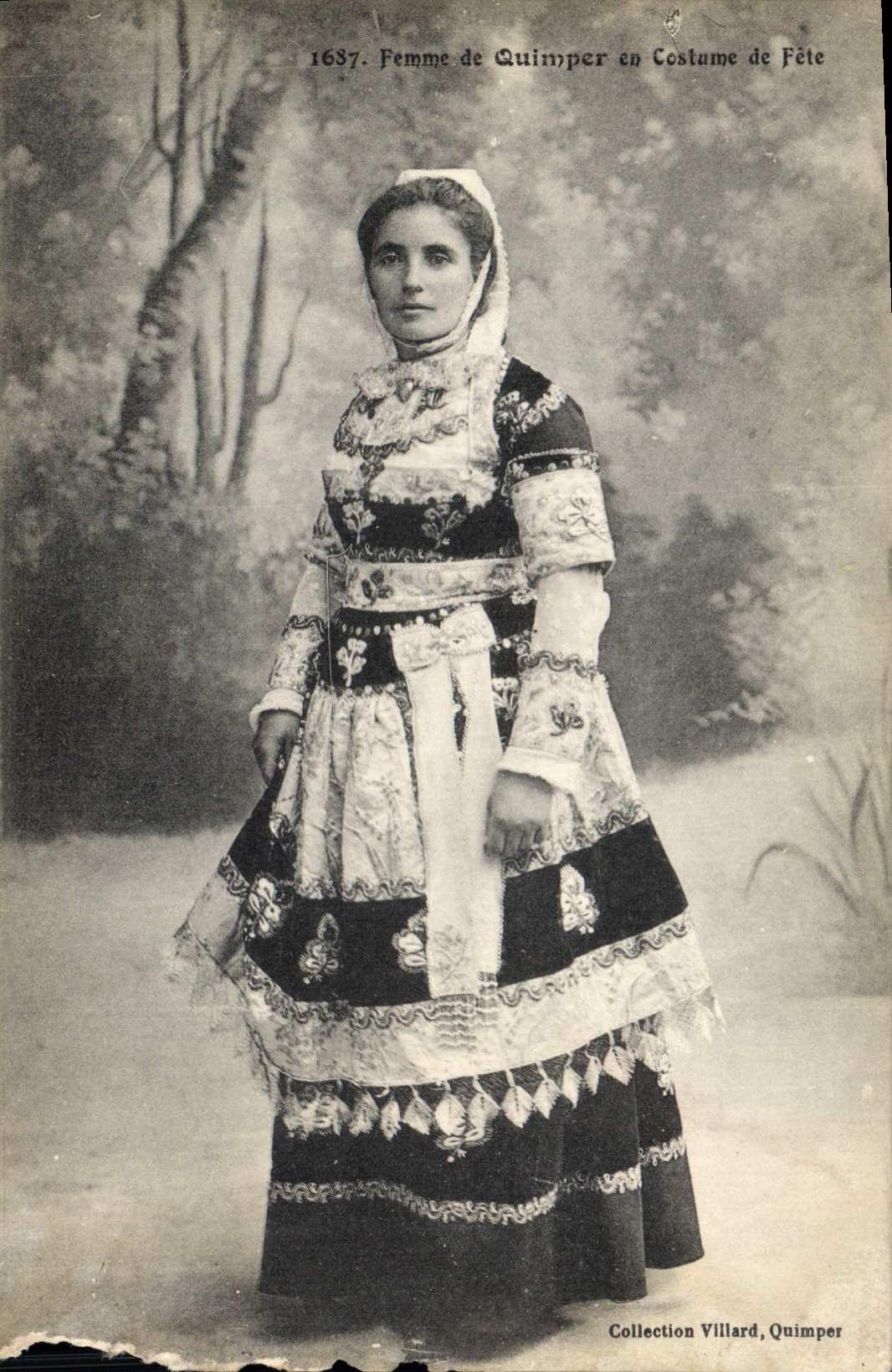 CPA Femme de Quimper en Costume de Fete 