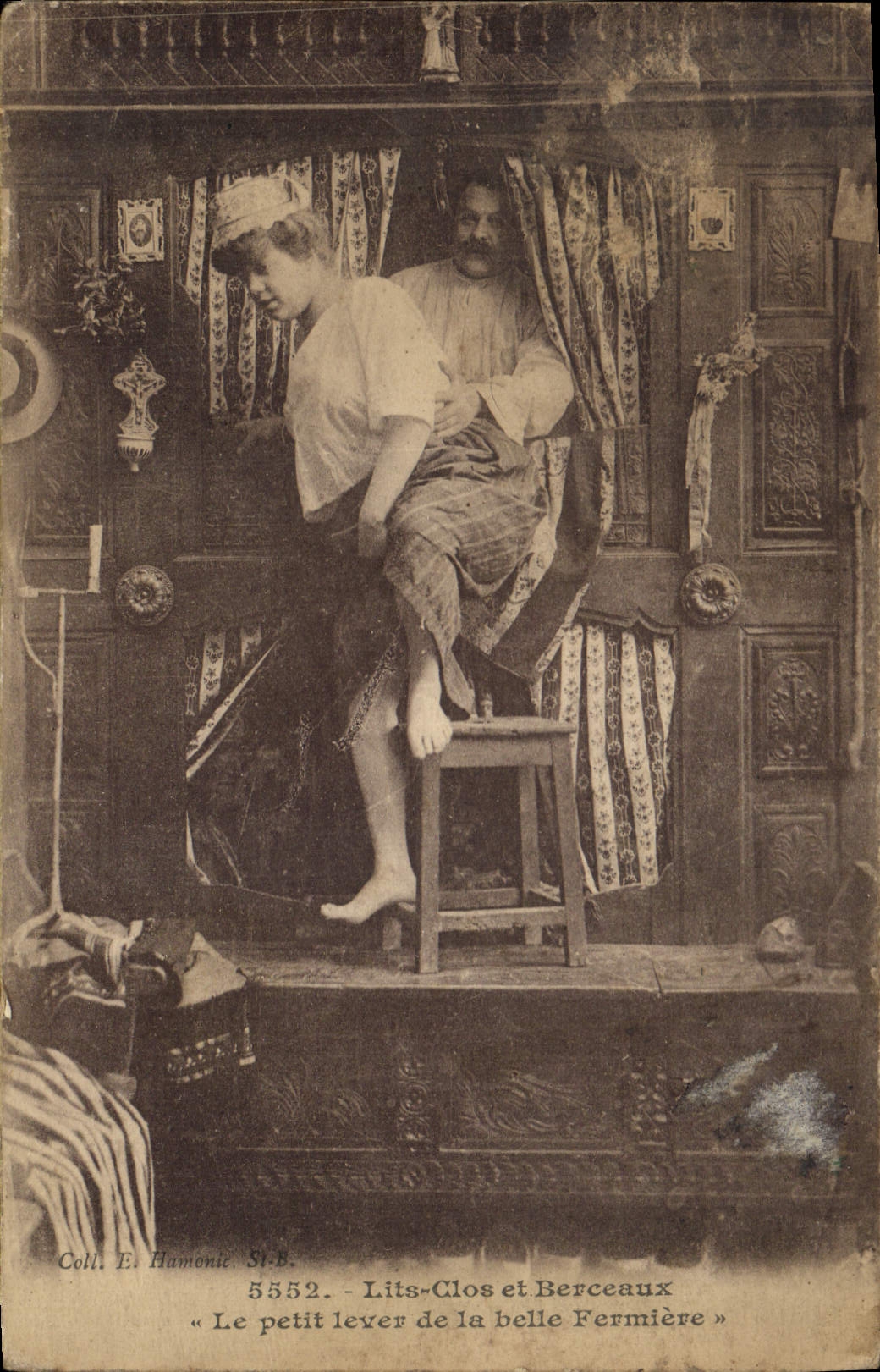 CPA Lits Clos et Berceaux Le petit lever de la belle Fermiere 