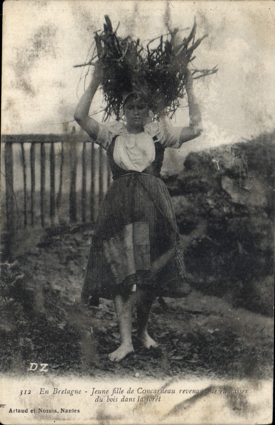 CPA En Bretagne Jeune fille de Concarneau 