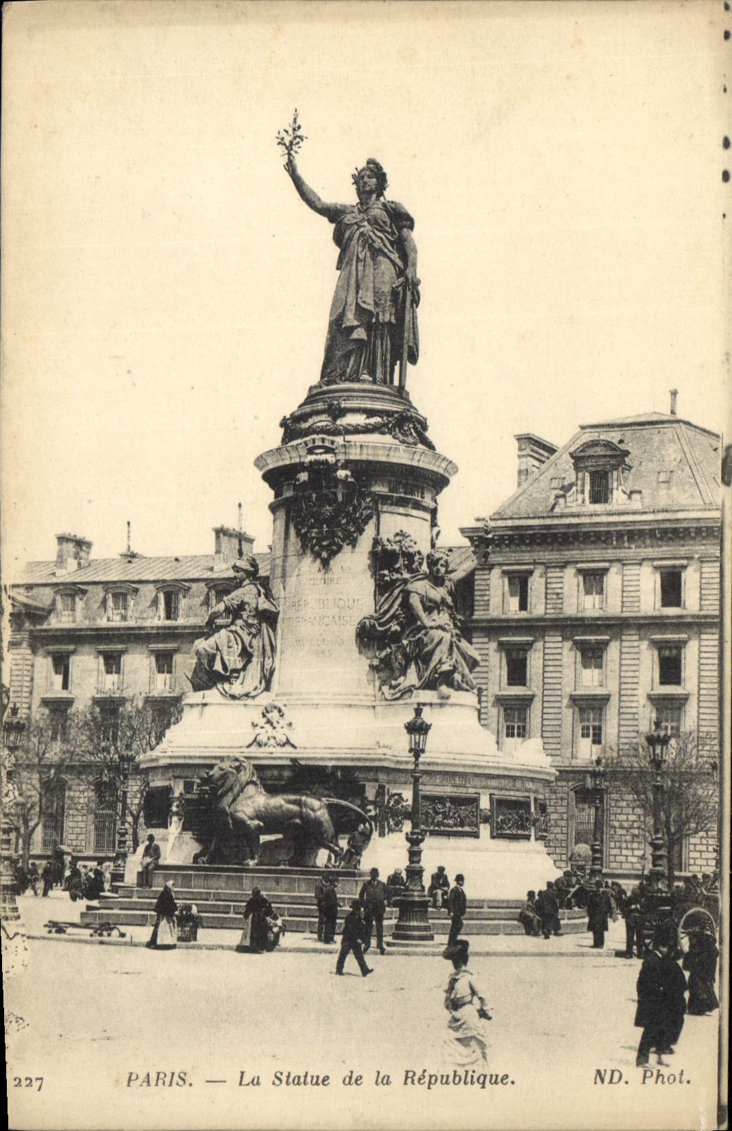 CPA Paris La Statue de la Republique 