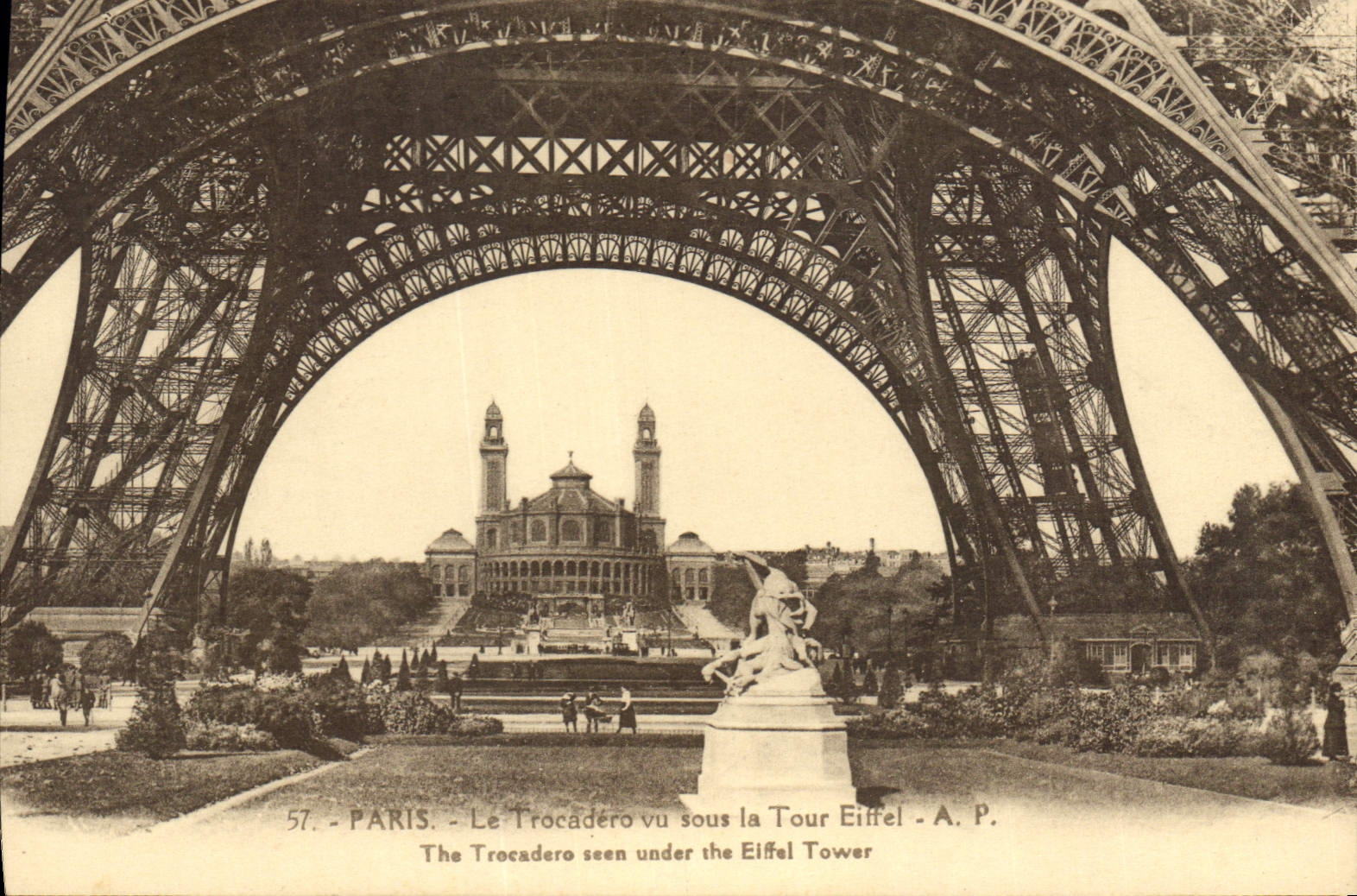 CPA Paris Le Trocadero vu sous la Tour Eiffel