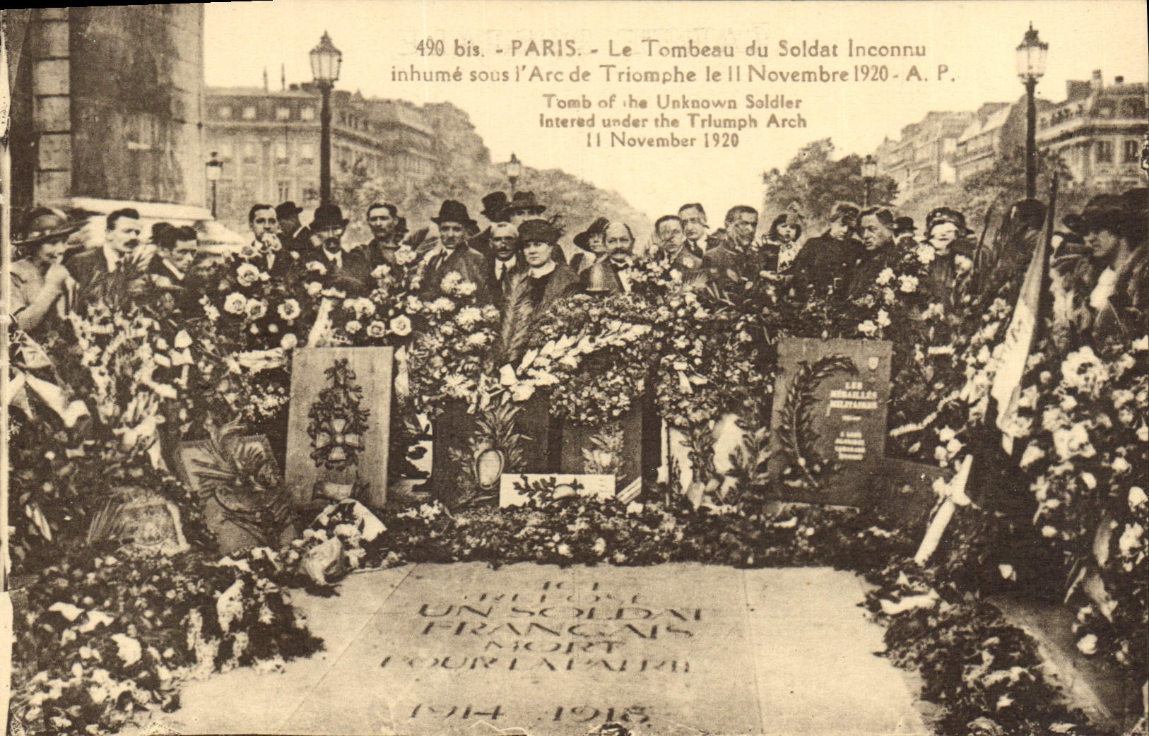 CPA Paris La Tombeau du Soldat Inconnu inhume sous l'Arc de Triomphe 