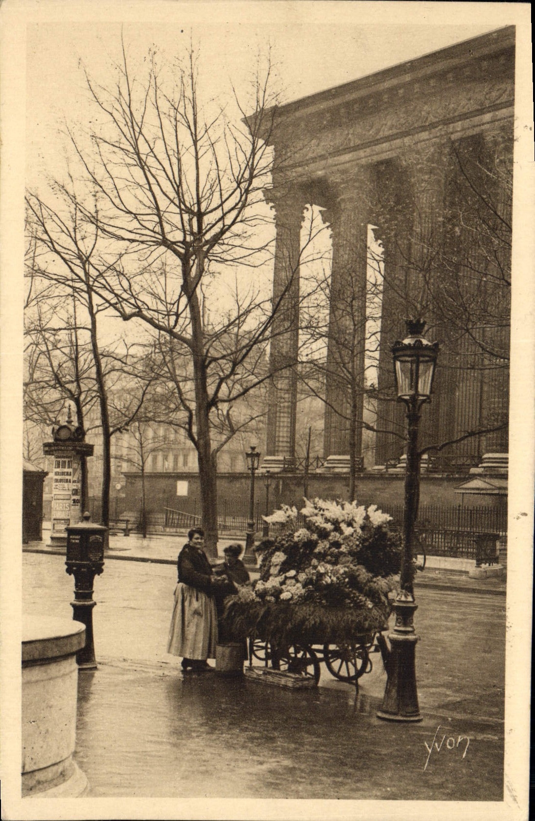CPA Paris en Flanant Marchande de Fleurs Place de la Madeleine