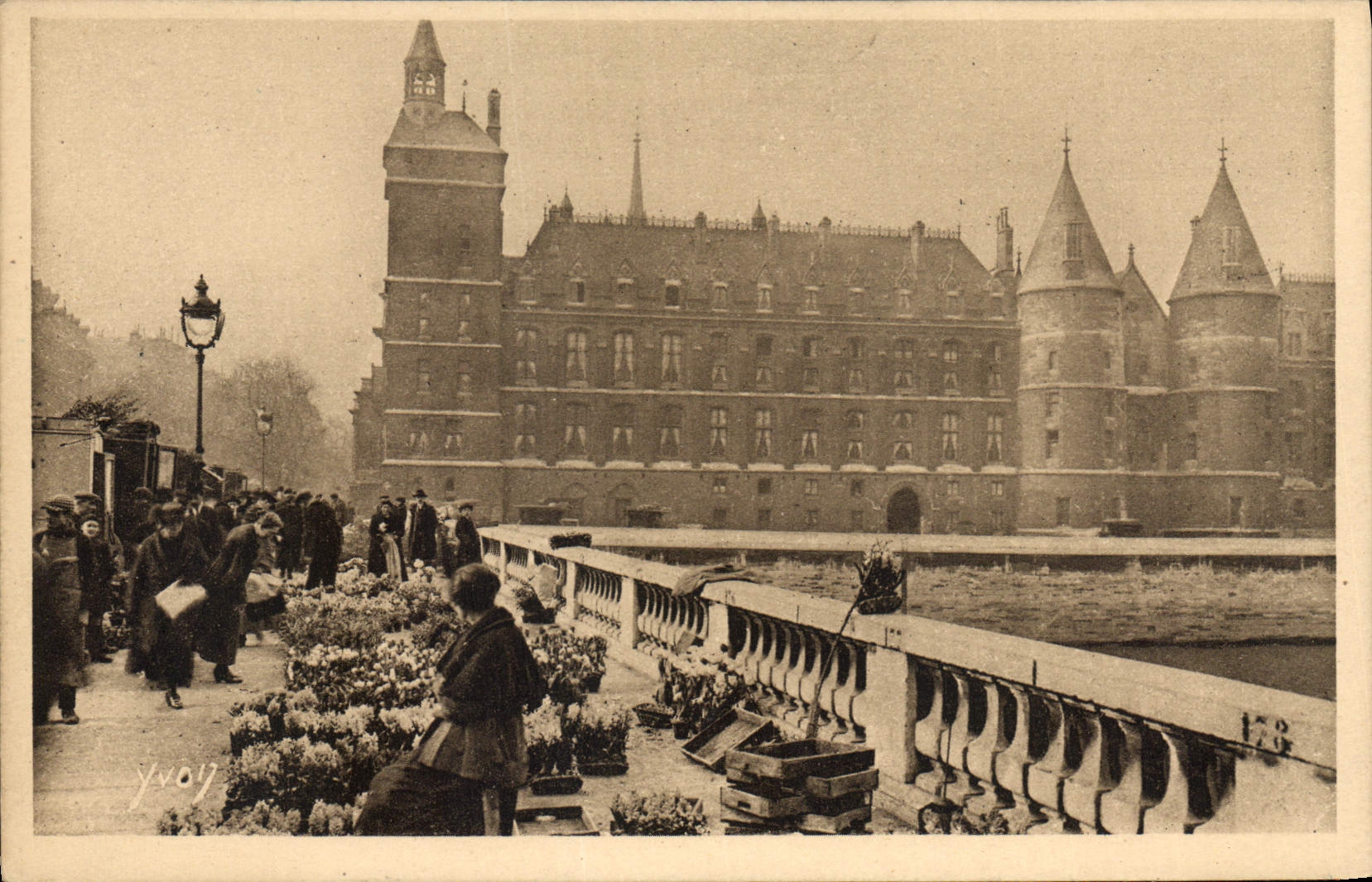 CPA Paris en Flanant Marche aux fleurs du Pont au Change et la Conciergerie
