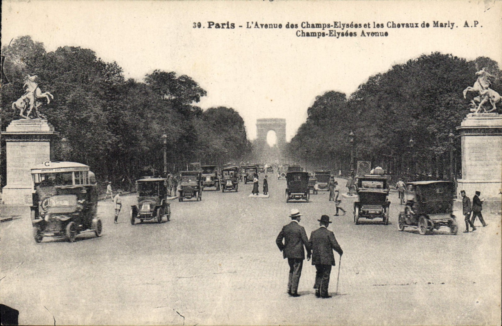 CPA Paris l'Avenue des Champs Elysees et les Chevaux de Marly 