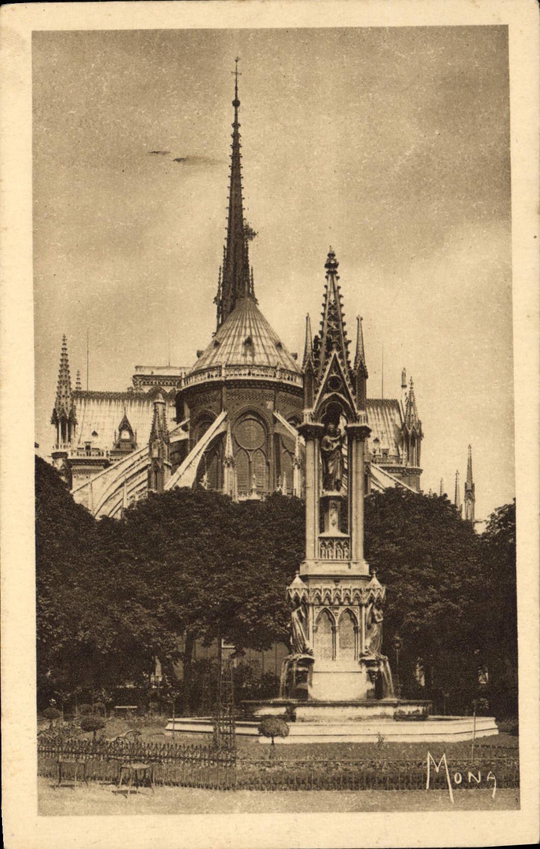 CPA Paris Cathedrale Notre Dame l'Abside et la Fontaine du Square de l'Archeveche
