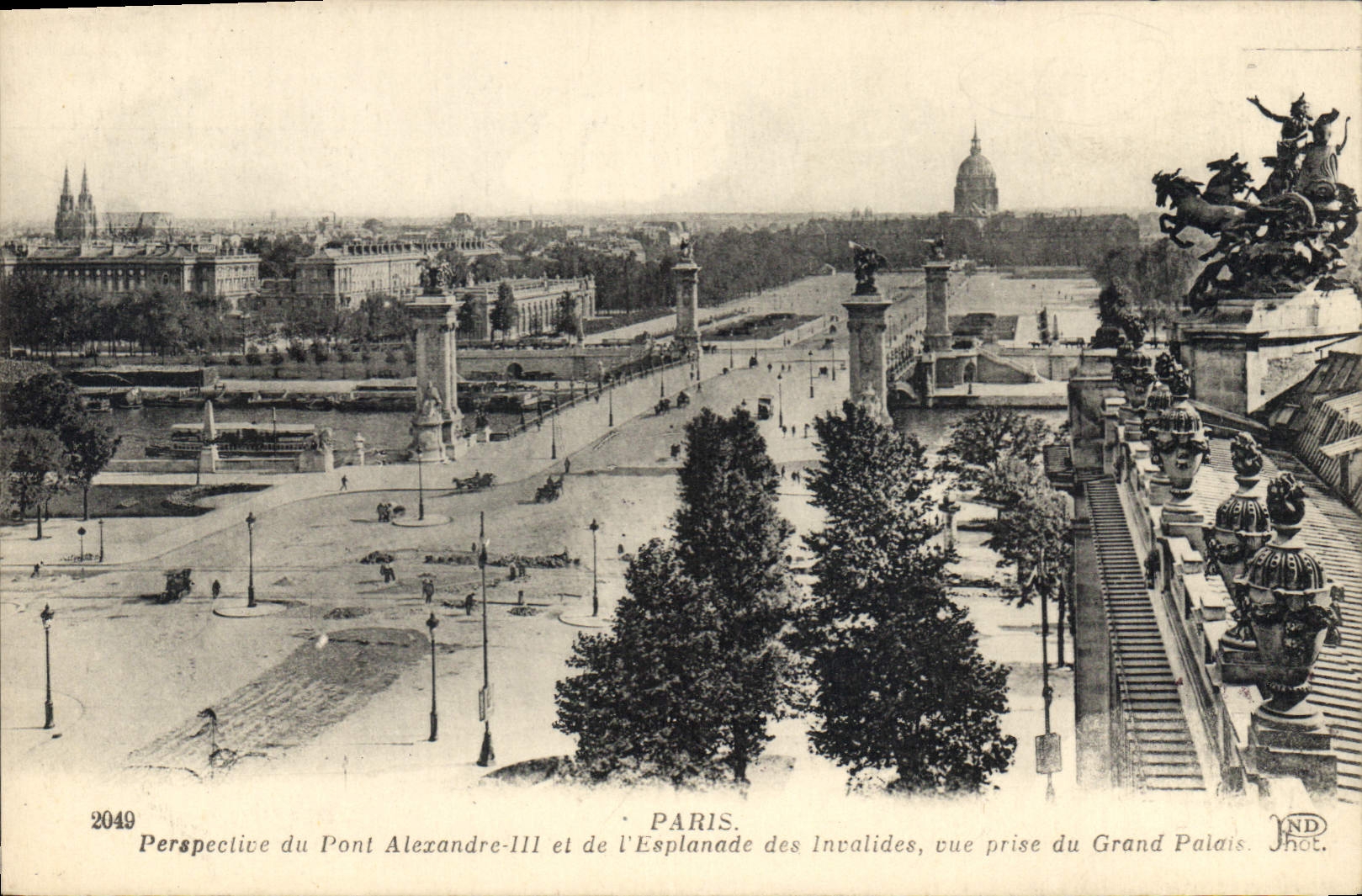 CPA Paris Perspective du Pont Alexandre II et de l'Esplanade des Invalides vie prise du Grand Palais
