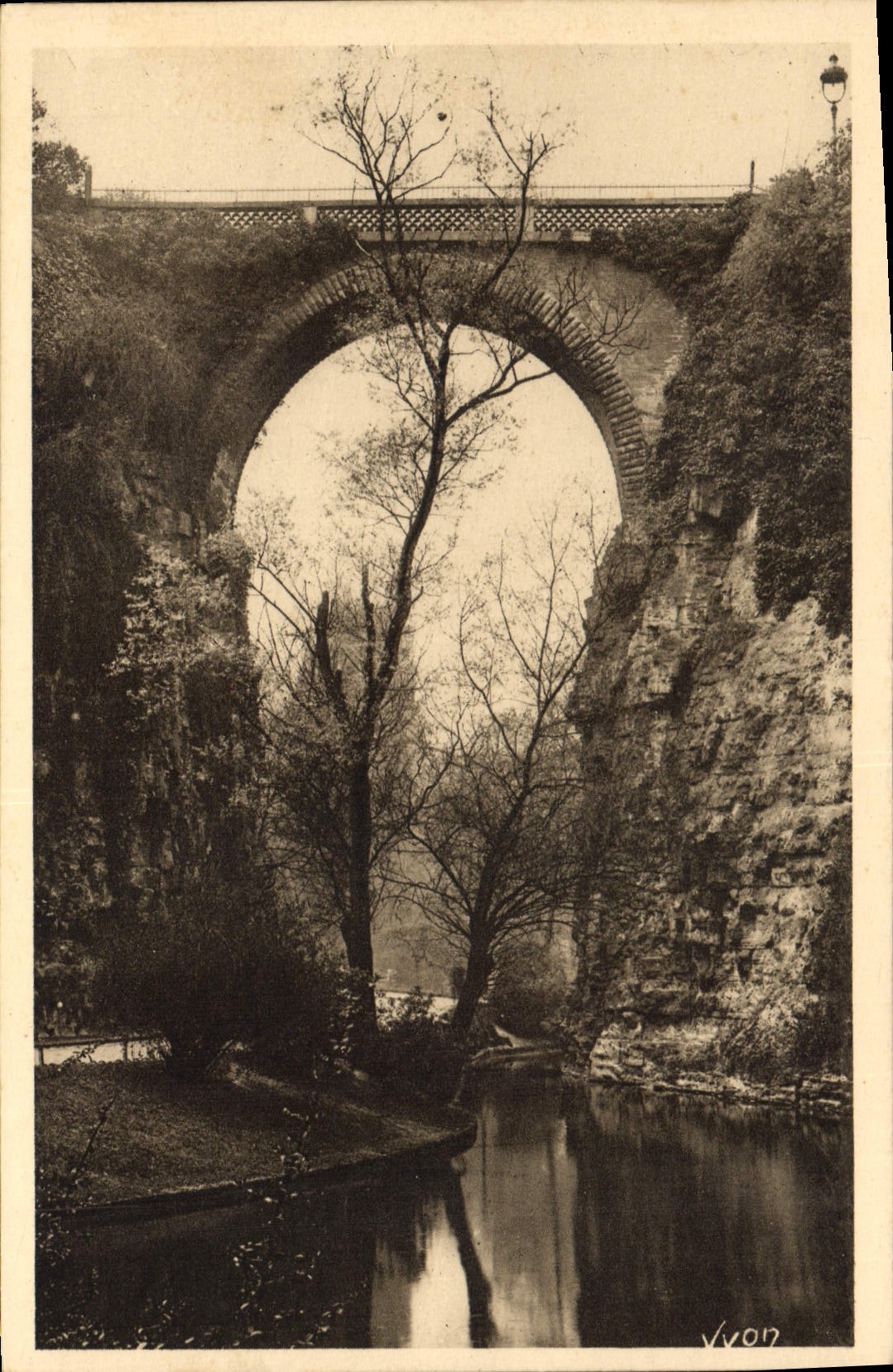 CPA Paris en Flanant Parc des Buttes Chaumont 