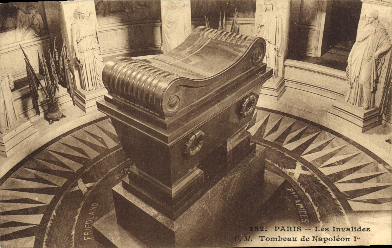 CPA Paris Les Invalides Tombeau de Napoleon Ier