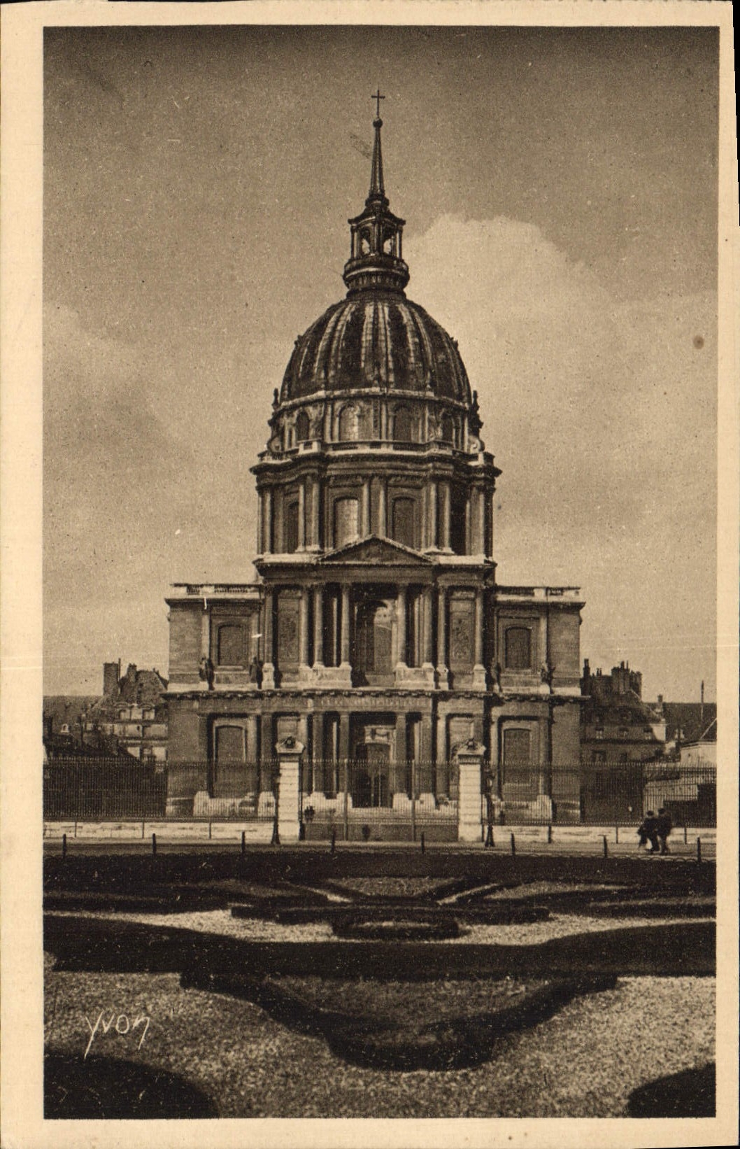 CPA Paris en Flanant les Invalides