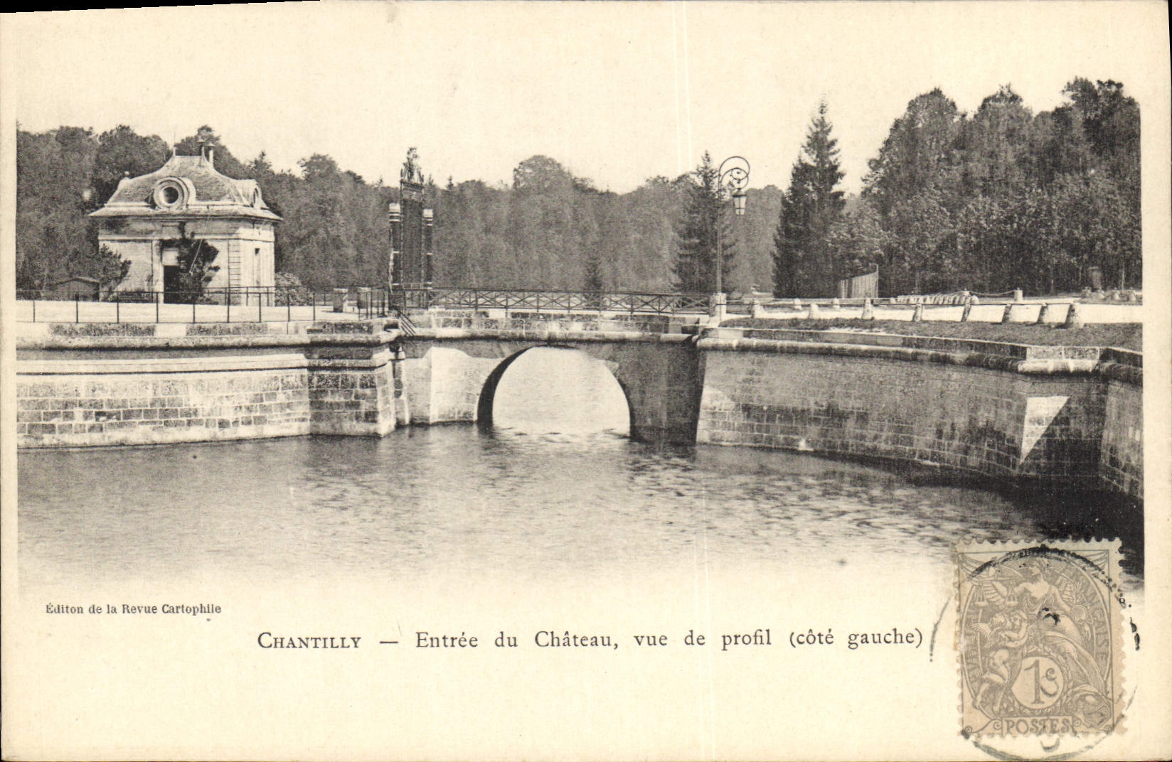 CPA Chantilly Entree du Chateau vue de profil cote gauche