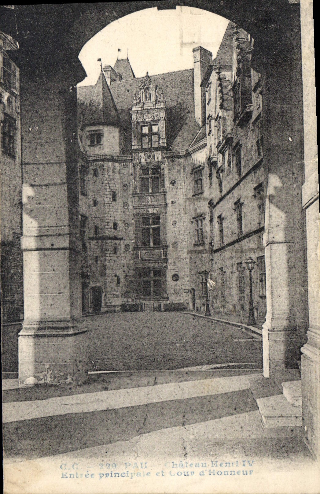 CPA Pau Chateau Henri IV Entree principale et Cour d'Honneur