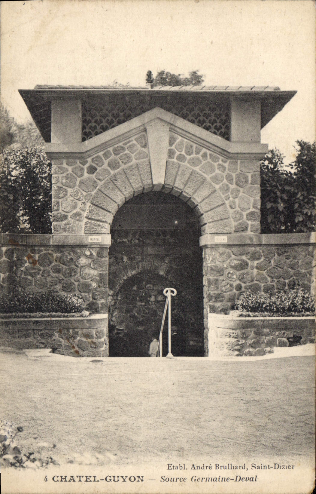 CPA Chatel Guyon Source Germaine Deval