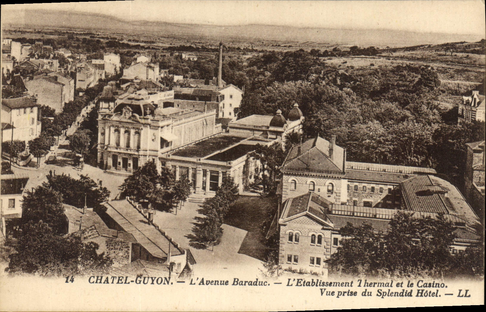 CPA Chatel Guyon L'Avenue Baraduc L'Etablissement Thermal et le Casino Vue prise du Splendid Hotel 