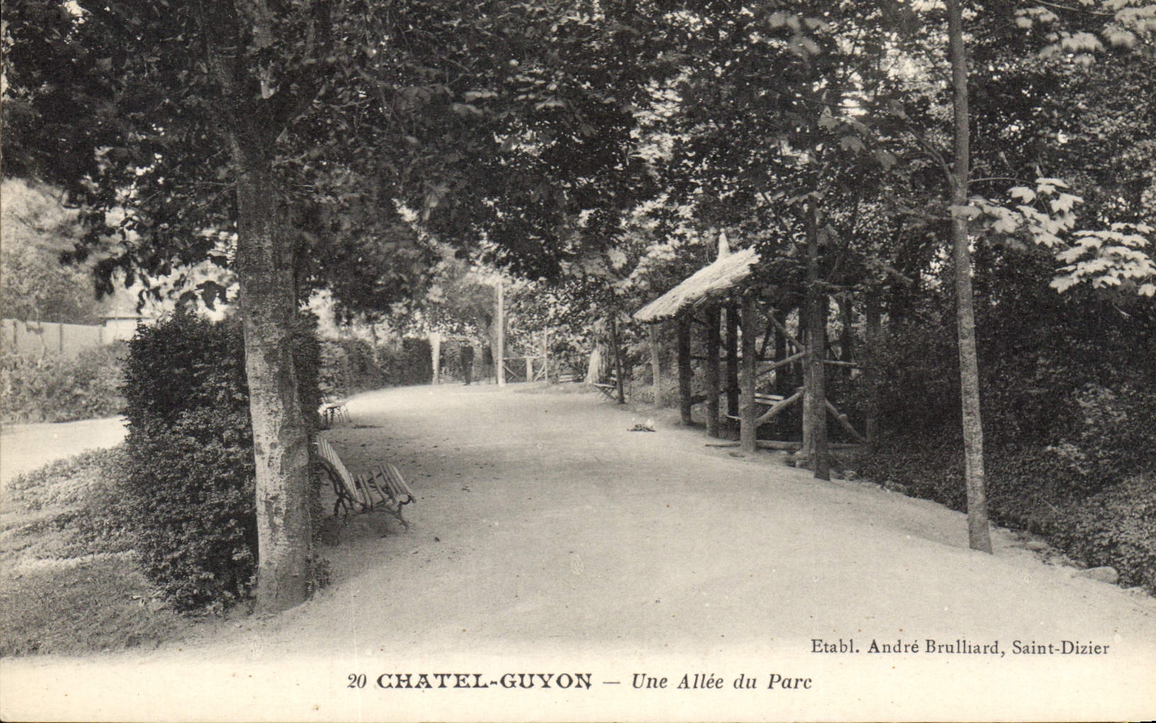 CPA Chatel Guyon Une Allee du Parc 