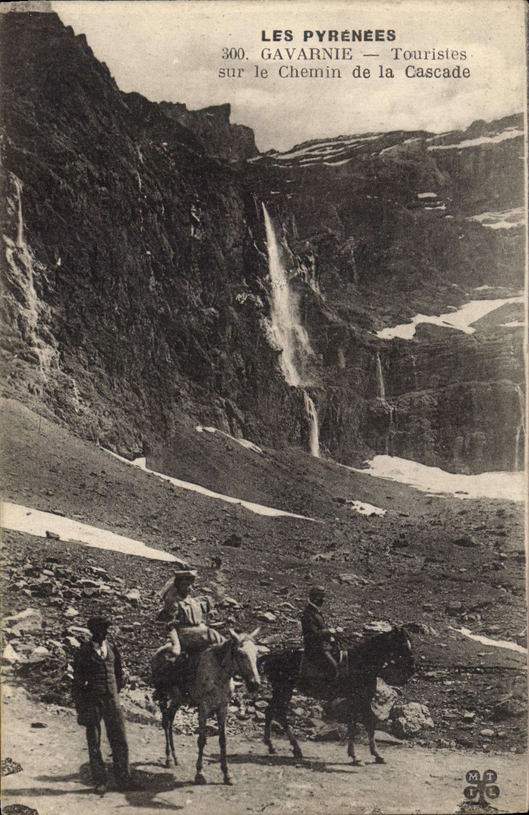 CPA Les Pyrenees Gavarnie Touristes sur le Chemin de la Cascade 