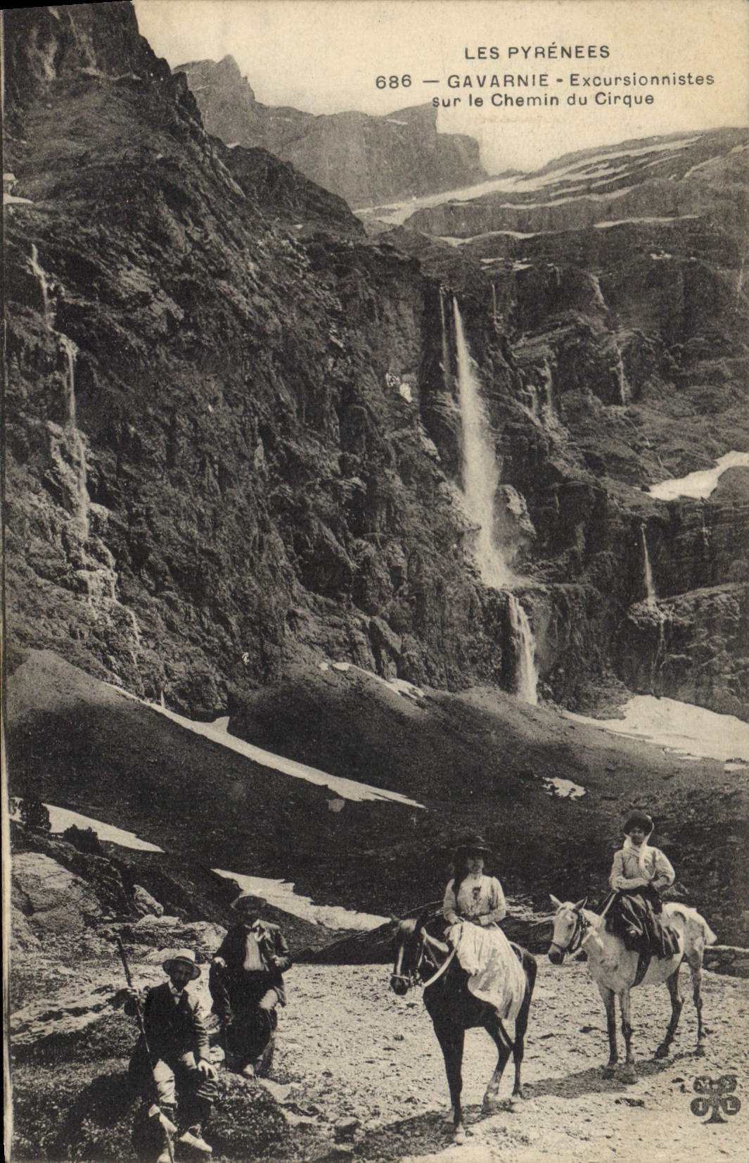 CPA Les Pyrenees Gavarnie Excursionnistes sur le Chemin du Cirque 