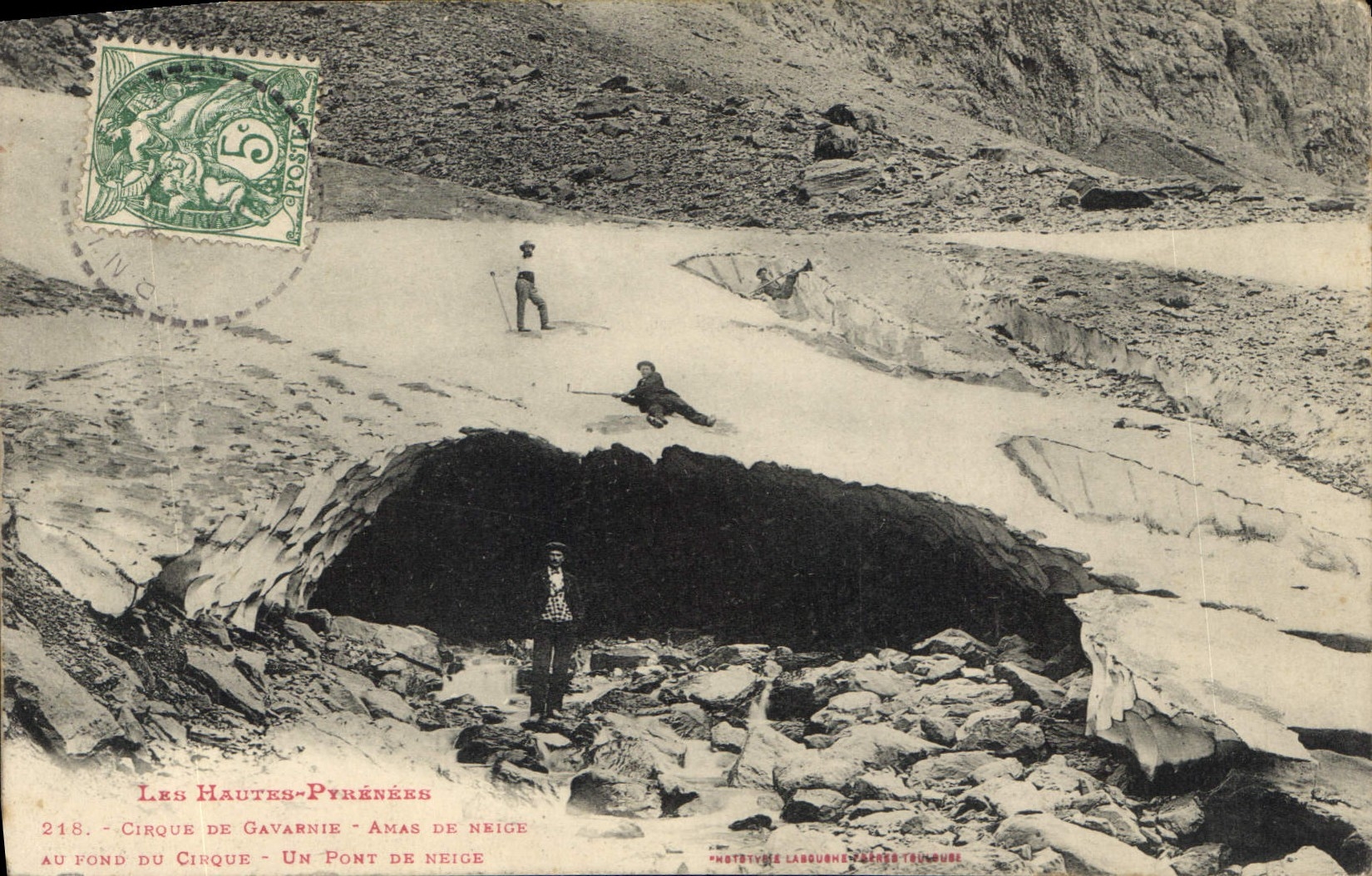 CPA Les Hautes Pyrenees Cirque de Gavarnie Amas de Neige au pond du Cirque Un Pont de Neige 