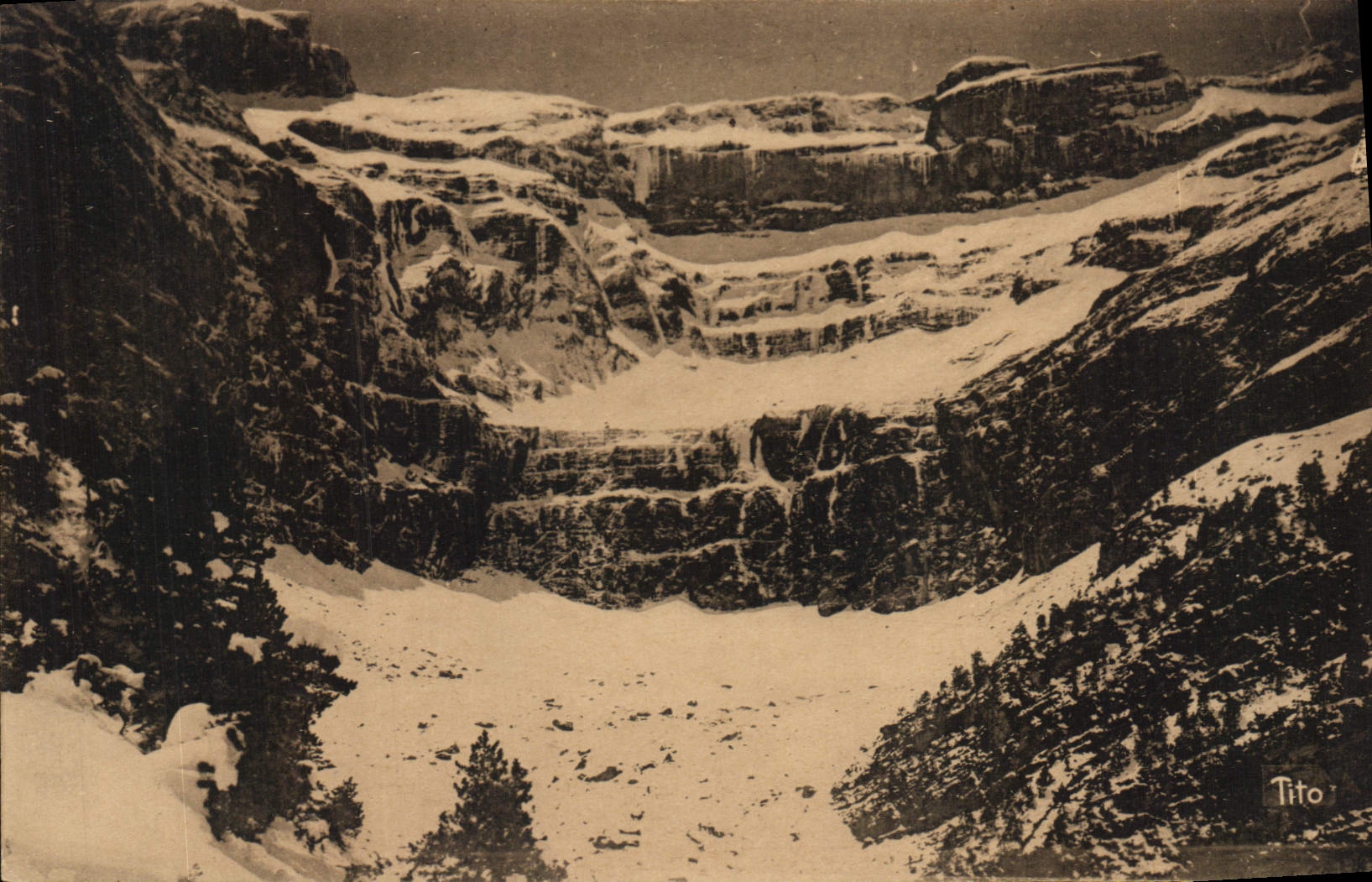 CPA Les Beaux Paysage de France Les Pyrenees Gavarnie Interieur du Cirque sous la Neige 
