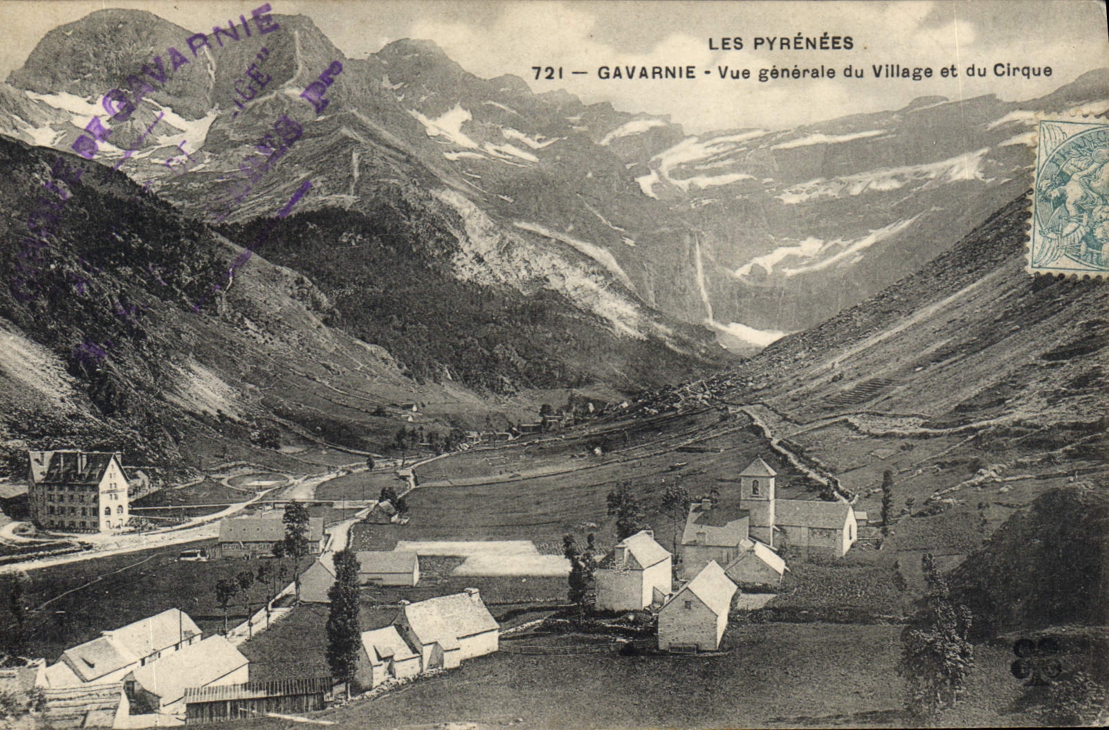 CPA La Pyrenees Gavarnie Vue generale du Village et du Cirque 