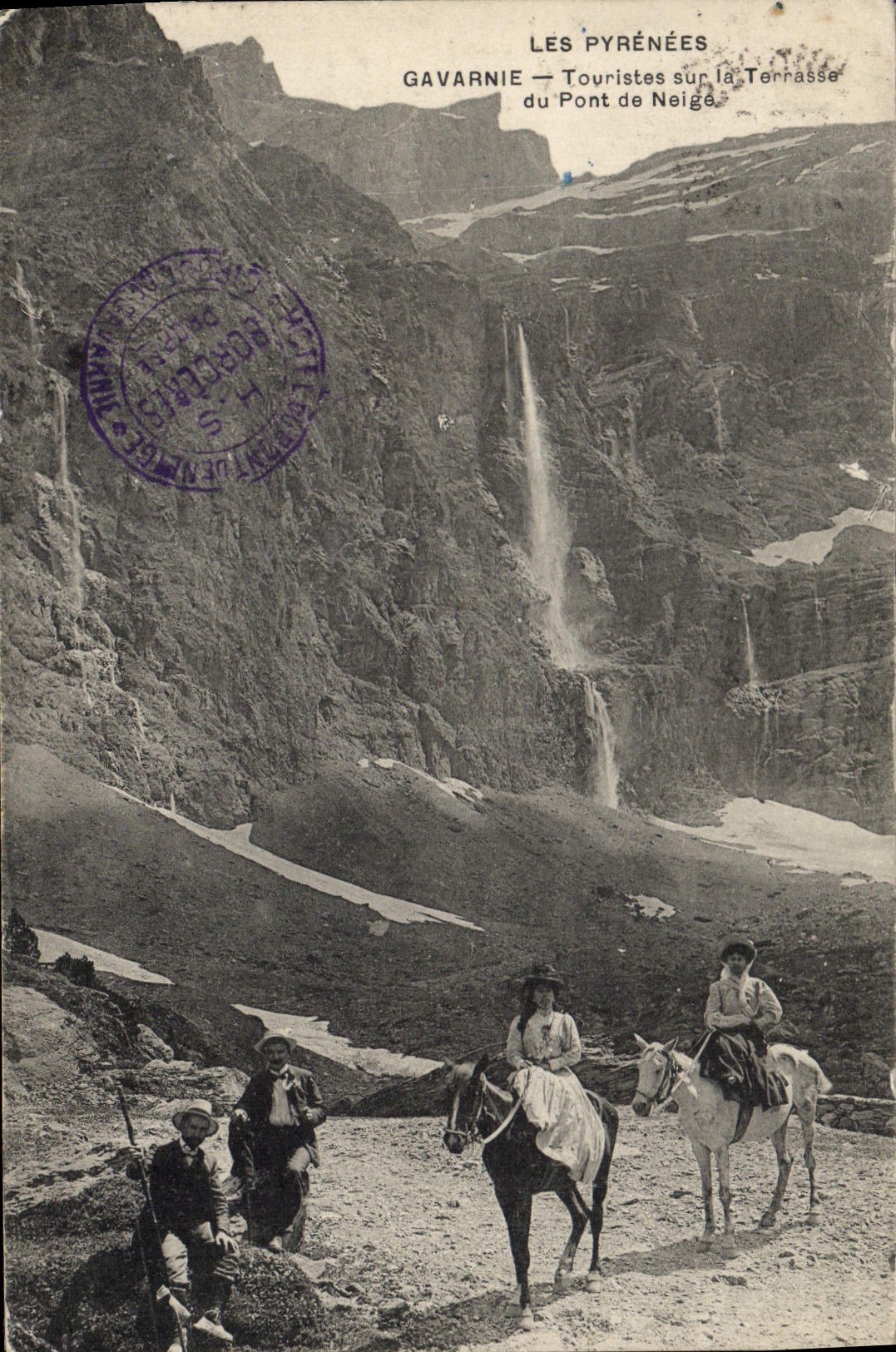 CPA Les Pyrenees Gavarnie Touristes sur la Terrasse du Pont de Neige 