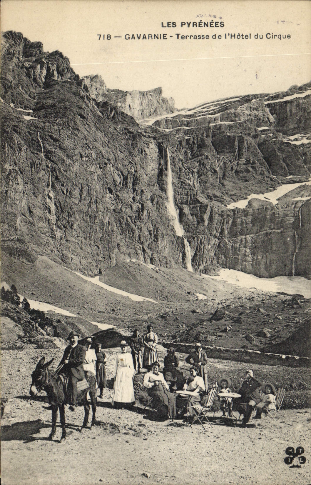 CPA Les Pyrenees Gavarnie Terrasse de l'Hotel du Cirque Ane Mule