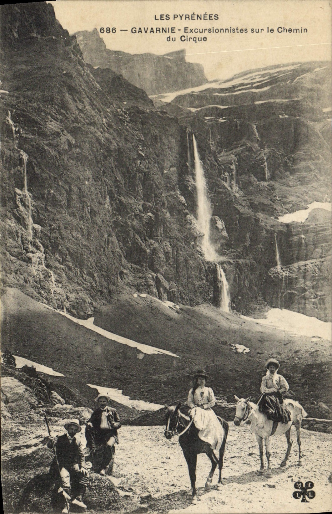 CPA Les Pyrenees Gavarnie Excursionnistes sur le Chemin du Cirque 