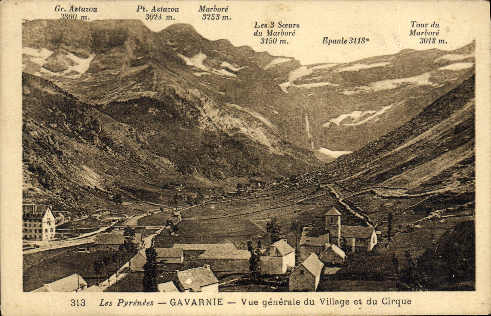 CPA Les Pyrenees Gavarnie Vue generale du Village et du Cirque 
