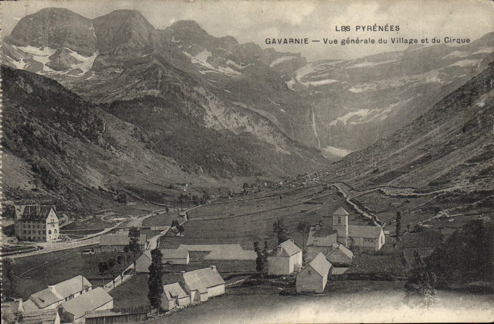 CPA Les Pyrenees Gavarnie Vue generale du Village et du Cirque 